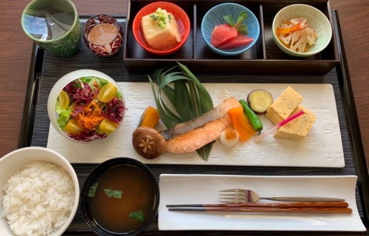 朝食