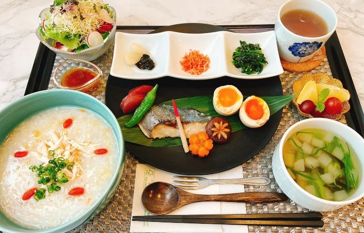 朝食
