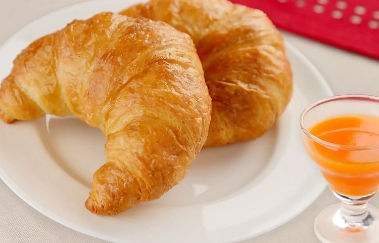 焼きたてパンとスムージー