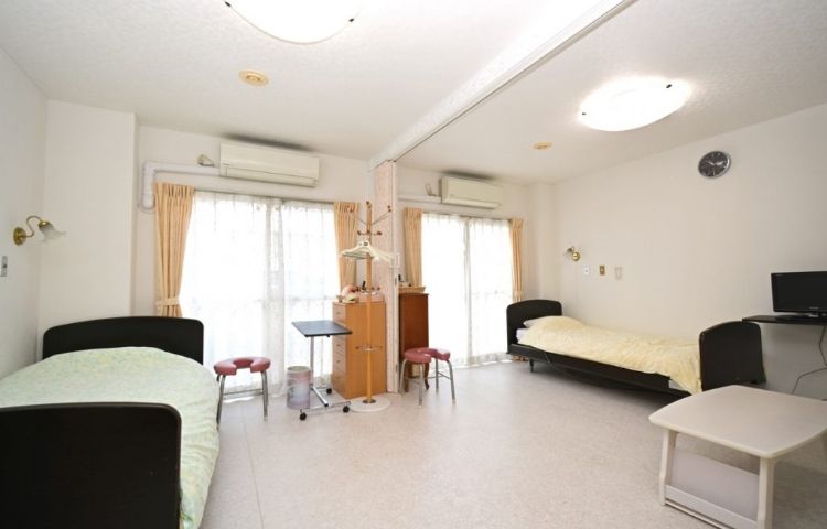 69558