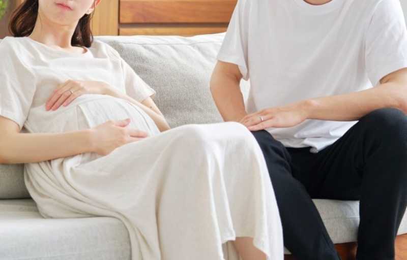 ソファにすわる妊婦と夫.jpg