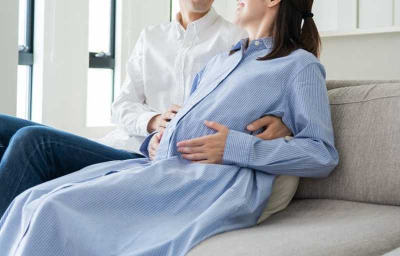 赤ちゃんがいるお腹に手をあてる夫.jpg