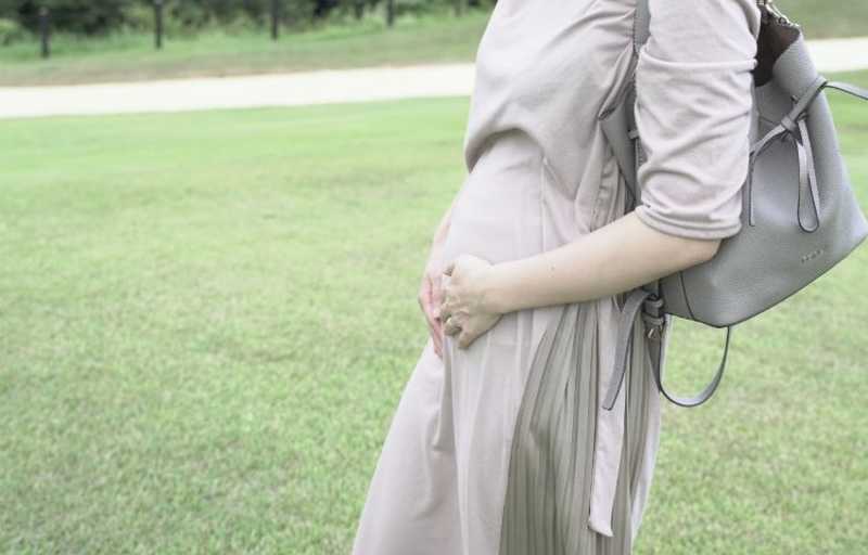 外出する妊婦.jpg