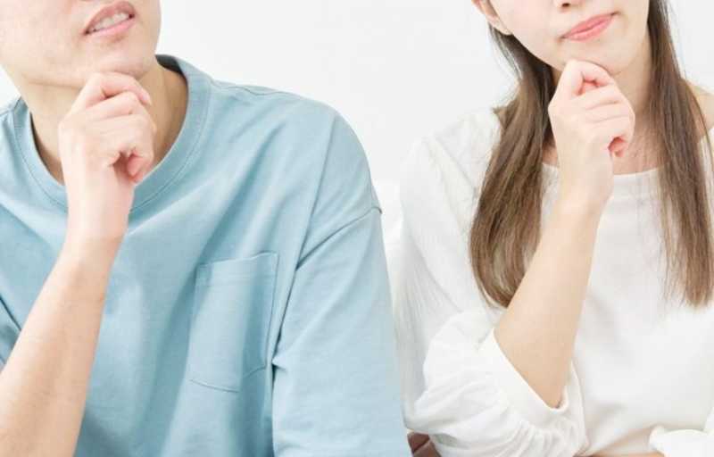 悩んでいる夫婦.jpg