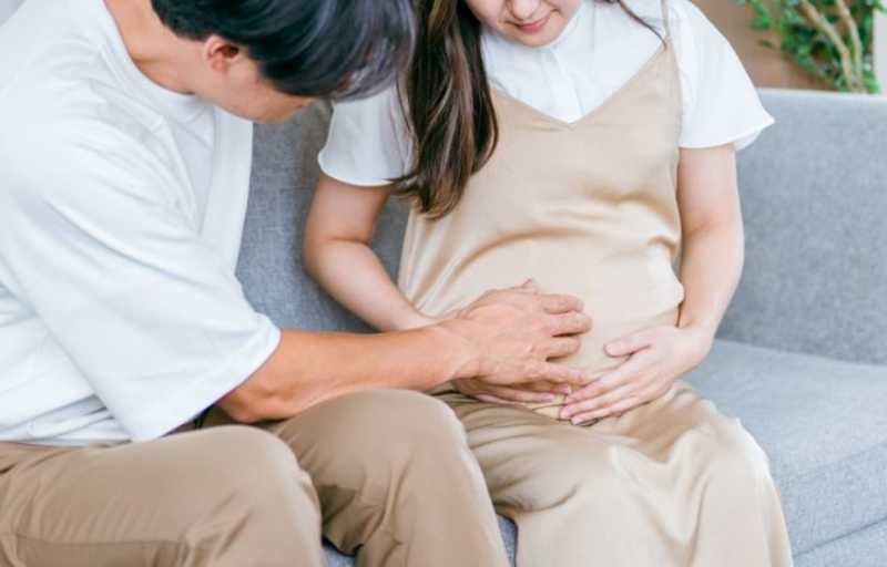ソファにすわる妊婦と夫.jpg