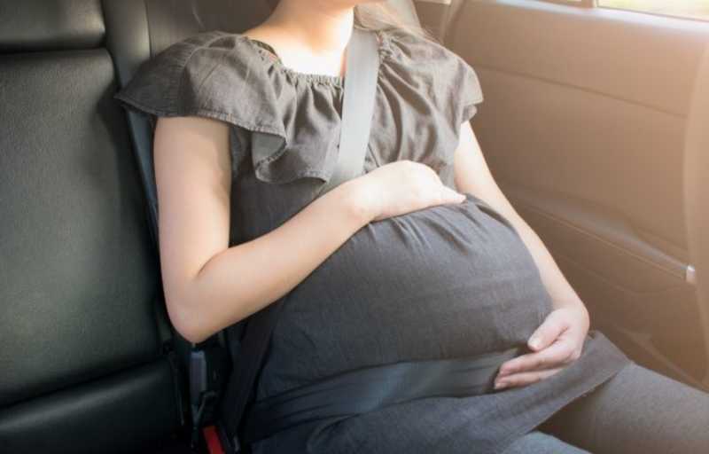 お腹をかかえる妊婦.jpg