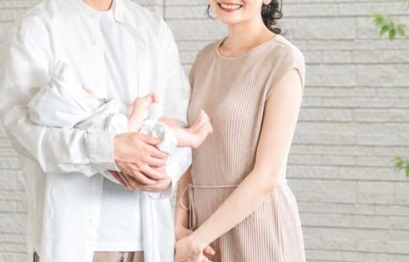 記念撮影をする夫婦と赤ちゃん.jpg