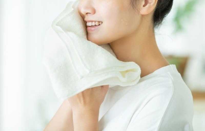 洗顔して顔をふく女性.jpg