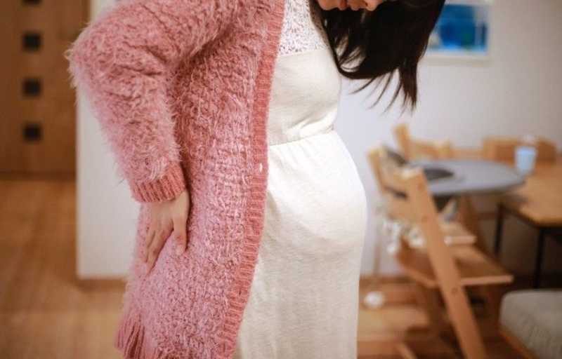 陣痛に耐える妊婦.jpg