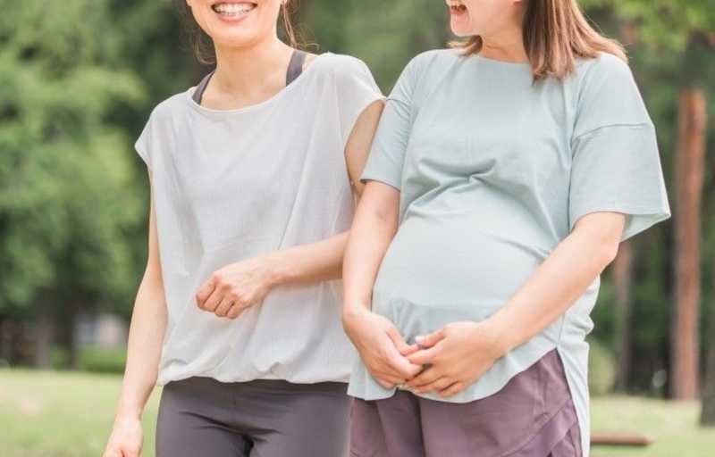 散歩する妊婦と友人.jpg