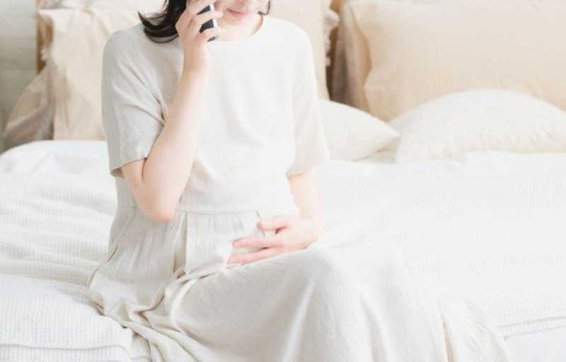 病院に電話する妊婦.jpg