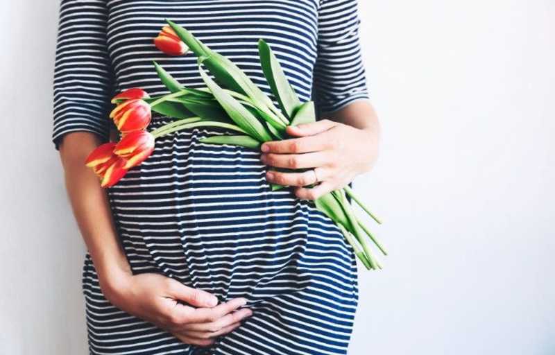 花を持つ妊婦.jpg