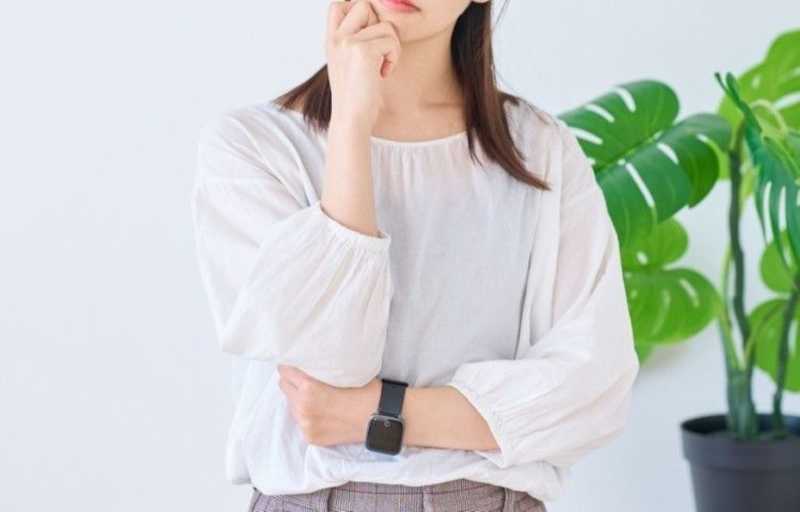 悩む女性