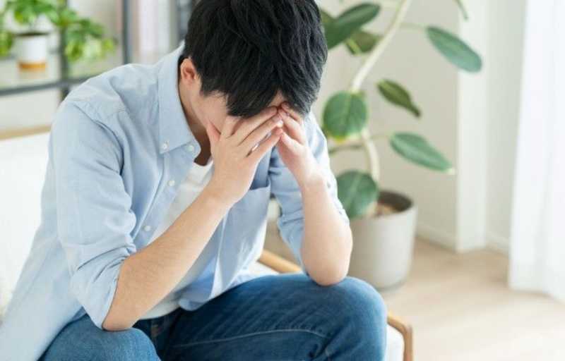 悩む旦那さん