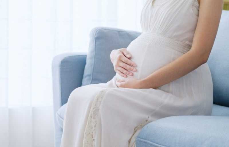 ソファーに座る妊婦