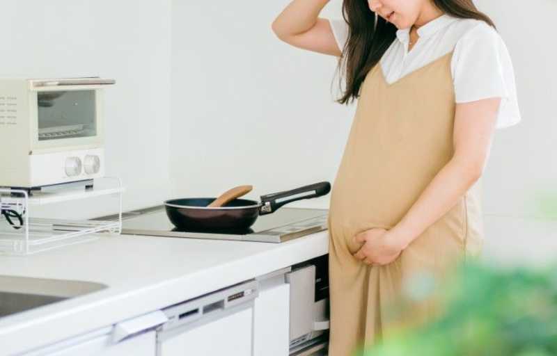 陣痛を感じる妊婦
