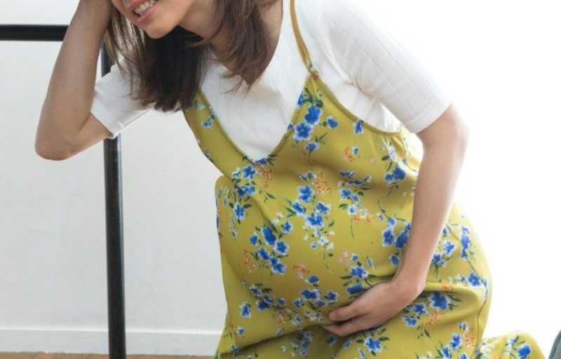 激しい陣痛に耐える妊婦
