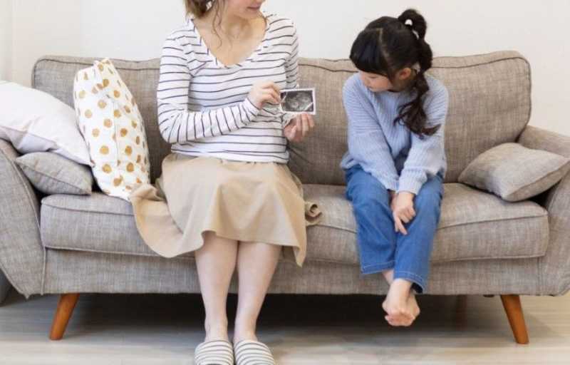 上の子に妊娠報告するママ