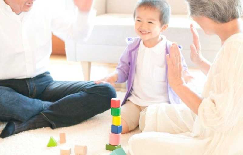 祖父母と遊ぶ男の子