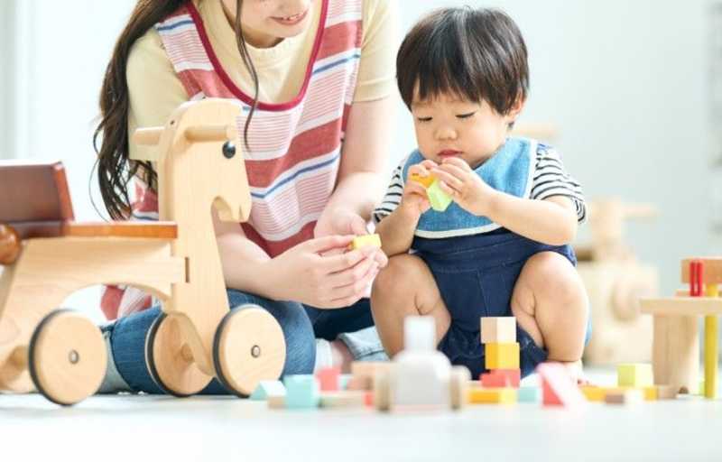 保育士と遊ぶ男の子