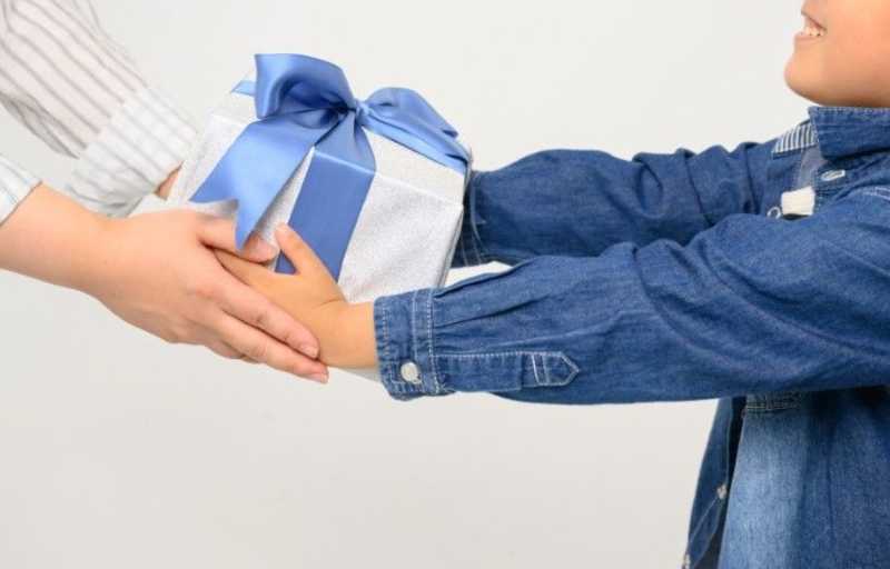 上の子にプレゼントを渡すママ