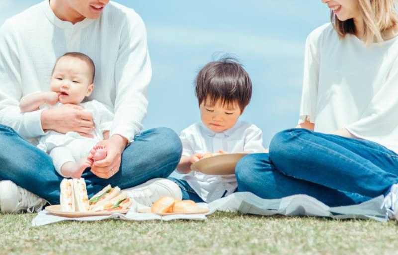 両親と上の子と赤ちゃん