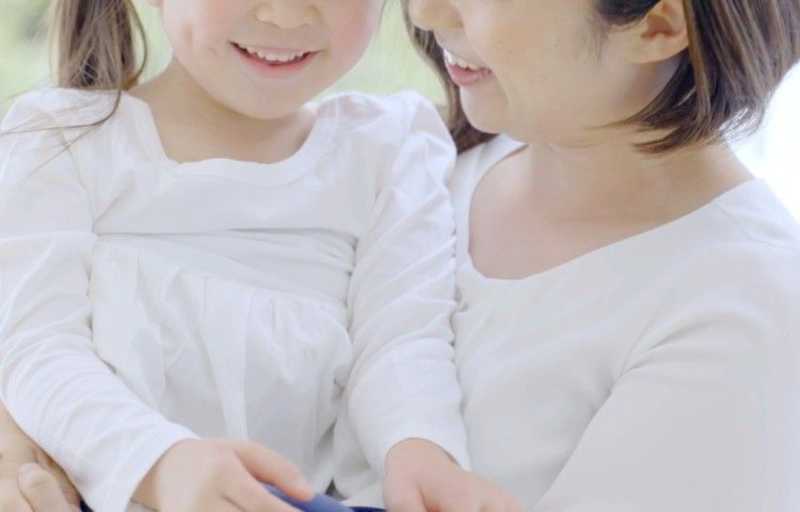 ママに抱っこされる女の子
