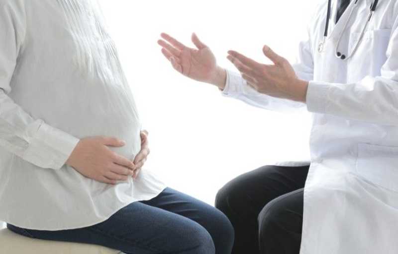 医師から説明を受ける妊婦