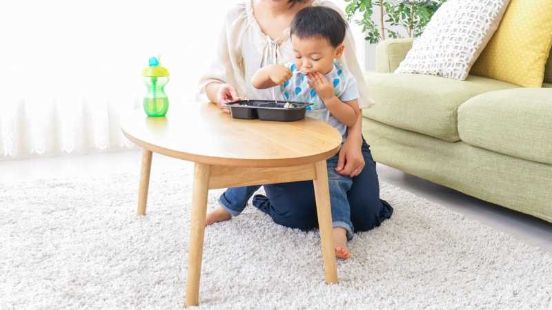 冷凍弁当を食べる子ども