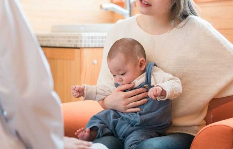 診察を受ける体調が悪いママ