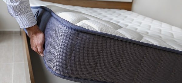 Comment recycler ses vieux matelas pour isoler les hublots ?