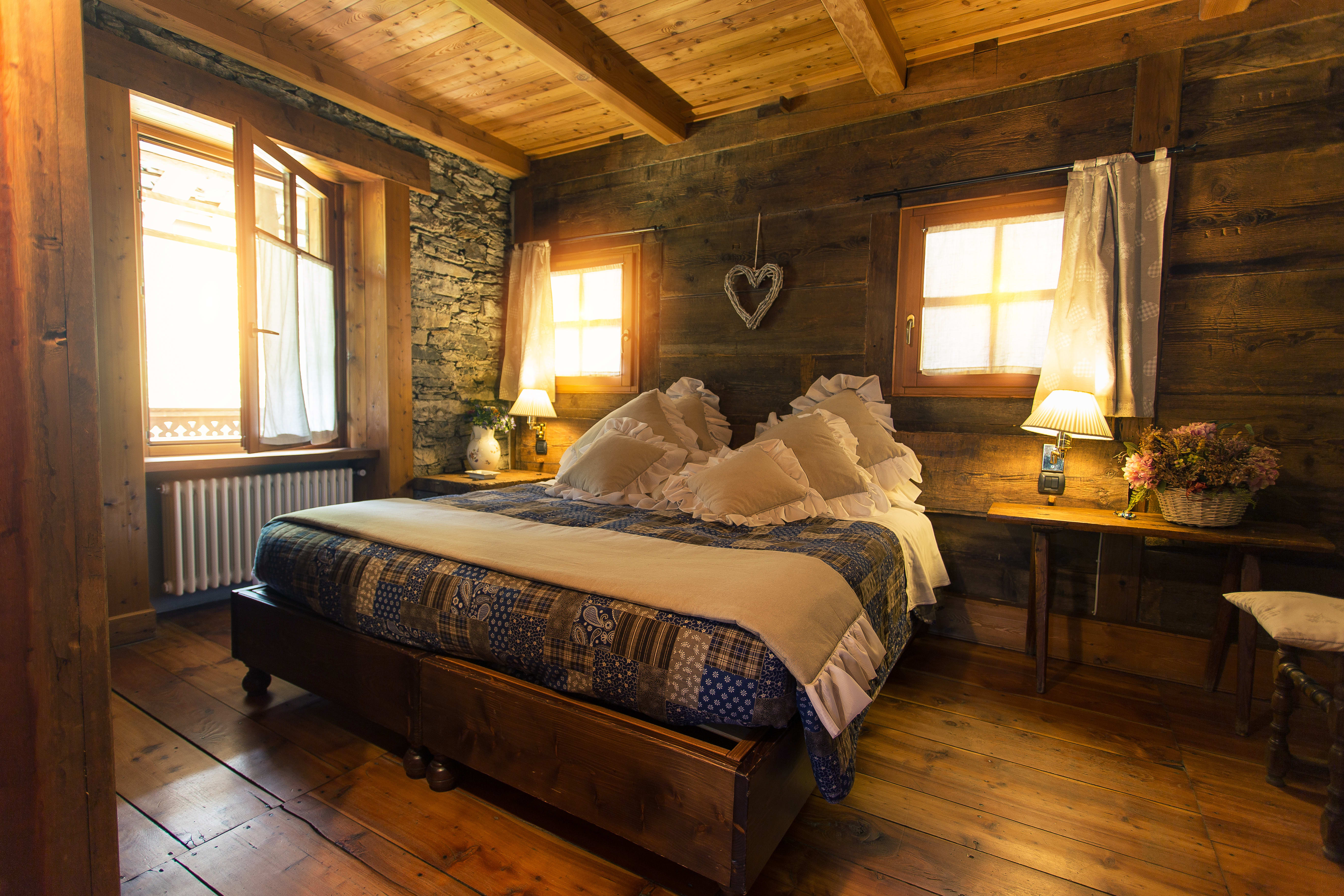 3 idées déco en bois coloré pour le chalet