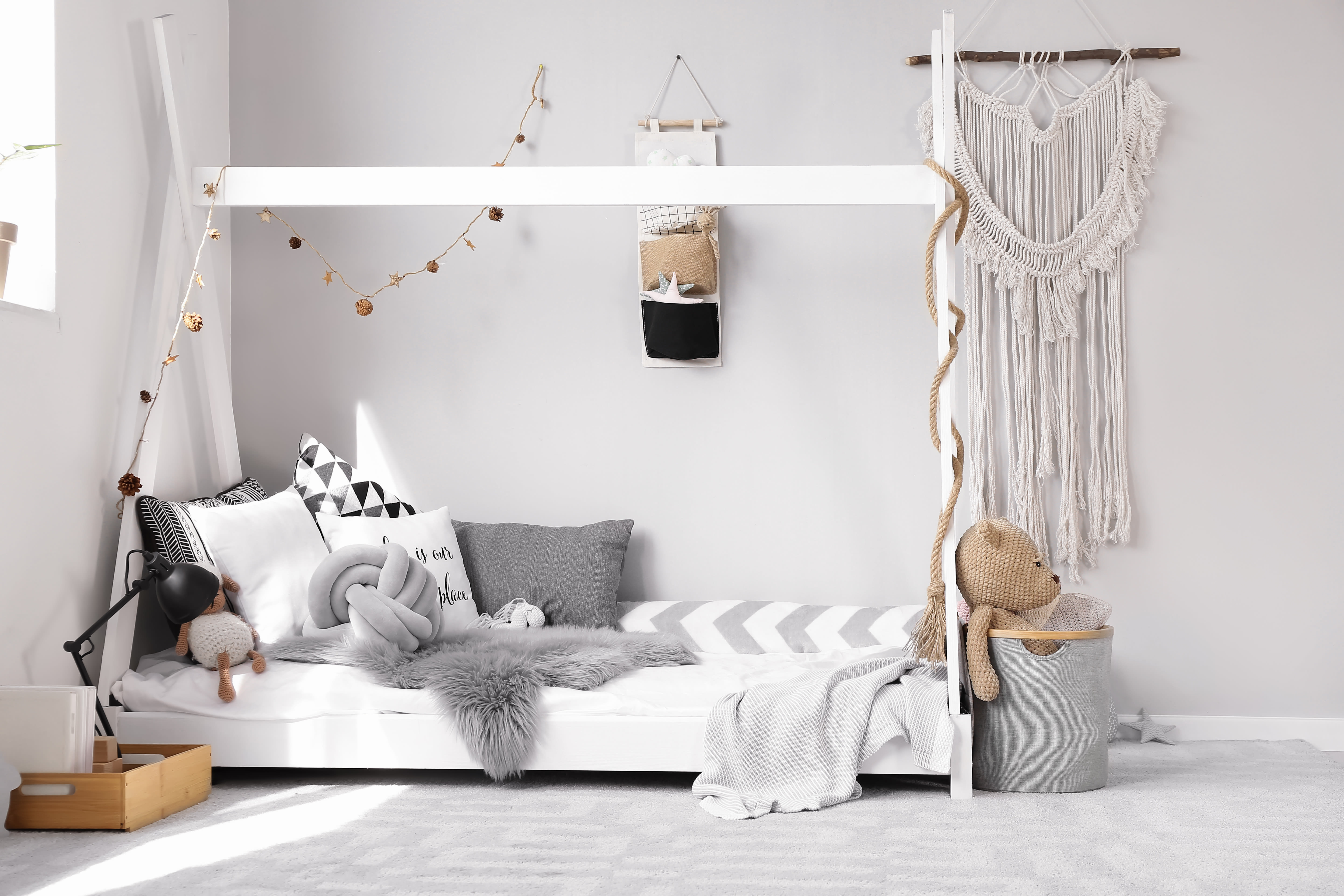 Chambre D'enfants Aux Couleurs Sombres Intérieur De Chambre D'enfant  Confortable Design Enfant Scandinave Avec Guirlande Lumineuse