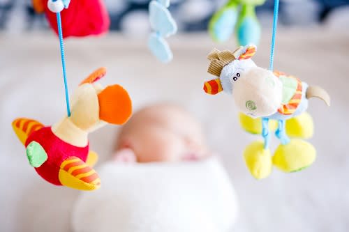 Tour de lit : comment choisir l'habillage du lit bébé ?