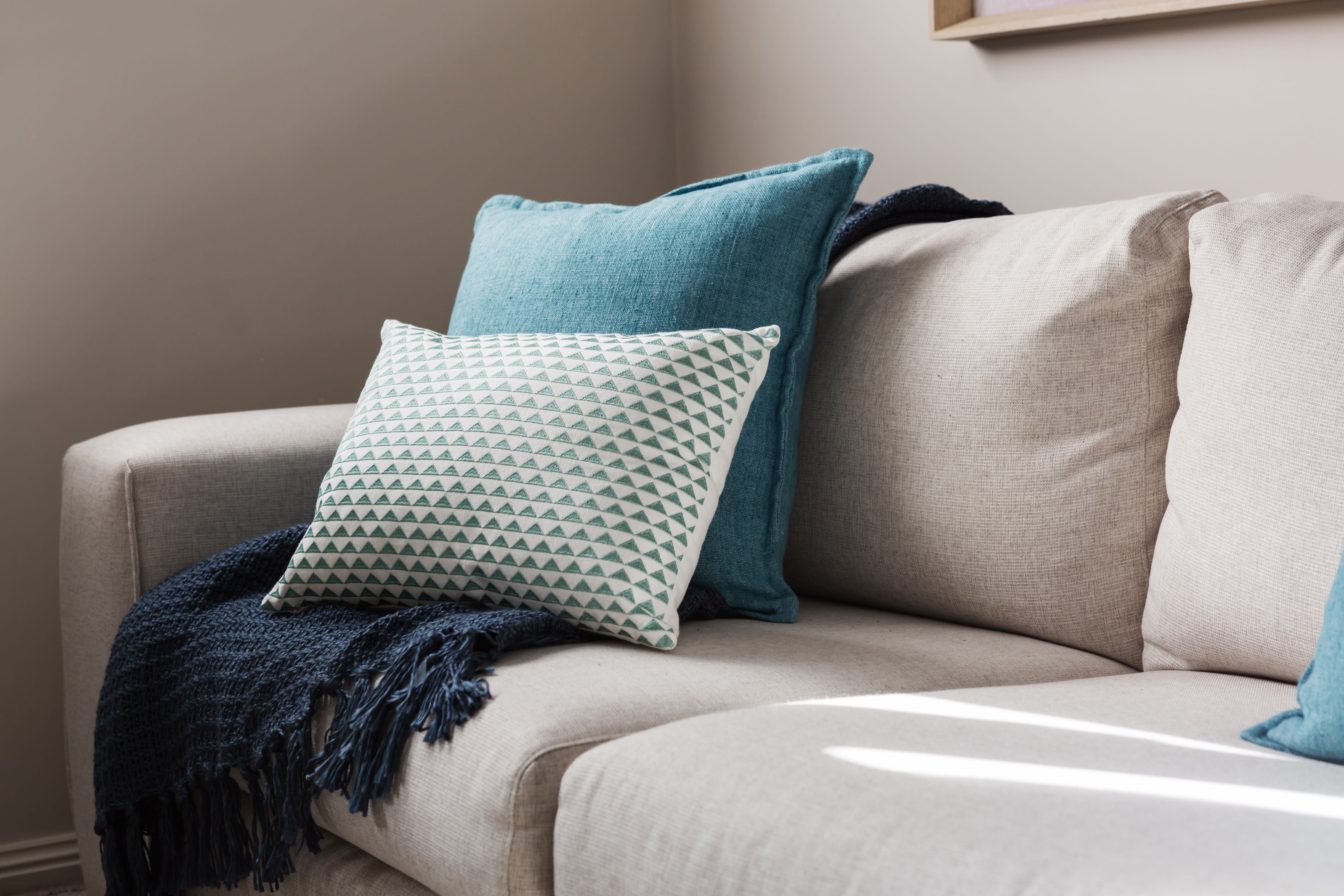 Coussin rehausseur pour un canapé : comment choisir ?