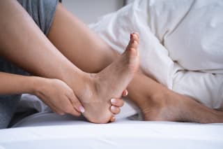 Douleurs aux jambes le soir au coucher : causes et traitements