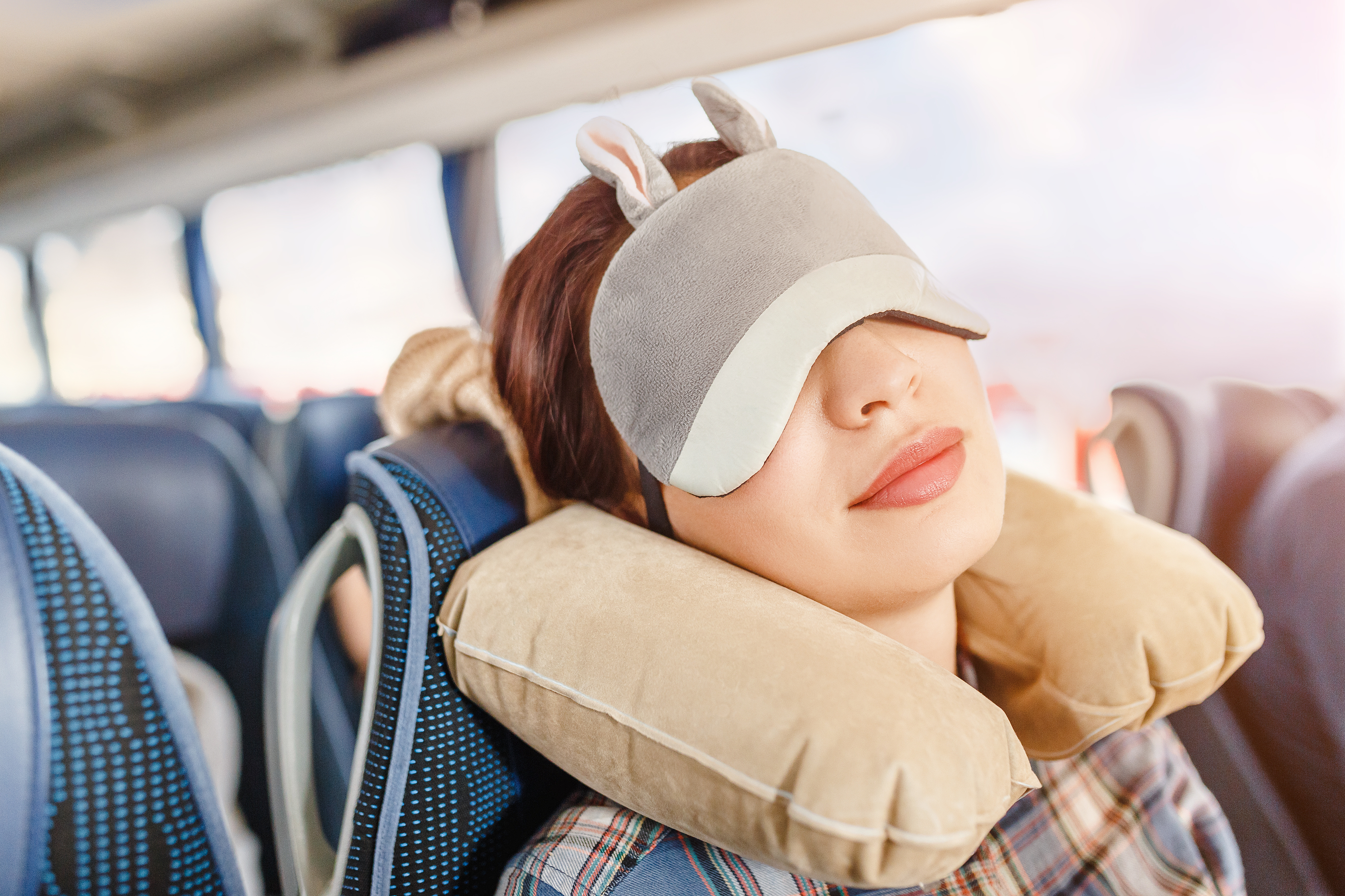 Включи станцию для сна. Подушка для сна в автобусе. Подушка для сна в самолете. Маска для сна в самолете. Подушка для сна в поезде.