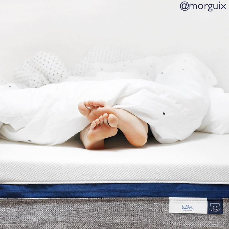 Découvrez le matelas 120x190 Tediber, le meilleur de 3 technologies : mousse PU, mémoire de forme et mousse d'accueil pour un confort ferme et accueillant. Le matelas est fabriqué en France et en Belgique et il est disponible du 70x190 au 120x200 cm en taille simple et du 140x190 au 200x200 cm en taille double (13 tailles), il convient à toutes les morphologies. Comprimé et roulé dans sa boite, le matelas Tediber est livré en express et gratuitement. Le matelas est composé d'une première couche de 19cm de mousse polyuréthane haute densité (40 kg/m3) à cellules ouvertes pour un soutien ferme et progressif, une seconde couche de 3,5cm de mousse à mémoire de forme (45 kg/m3) pour une répartition optimale des points de pression et enfin une dernière couche de 2,5cm en mousse d'accueil polyuréthane (45kg/m3) pour un accueil moelleux et rebondi en plus de réguler parfaitement la température. La housse du matelas est en fibre de tencel et le coutil en polyester. Entièrement déhoussable, l'entretien du matelas est facile avec la housse lavable et hypoallergénique. Livré en 1 à 5 jours ouvrés dans toute la France. 100 nuits d'essai. Retour simple et gratuit. 10 ans de garantie pleine. Découvrez plus de 55 000 avis clients sur notre site avec une note moyenne de 4,6/5. Commandez vite votre matelas 1 ou 2 places !