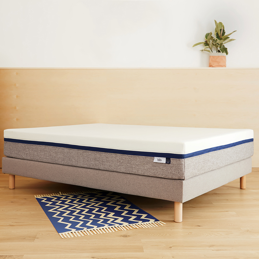 Découvrez l'ensemble matelas sommier Tediber composé du sommier et du matelas tediber fabriqué en France et en Belgique. Disponible en 13 tailles : du 80x200  au 120x200 cm en taille simple et du 140x190 au 200x200 cm en taille double. La livraison est express et gratuite, le matelas est livré comprimé-roulé dans sa boîte et le sommier déjà monté et prêt-à-l 'emploi. Le matelas Tediber, ferme et accueillant à la fois, est le compagnon parfait du sommier tapissier, qui allie confort parfait et qualité hôtelière. L'ensemble matelas sommier s'adapte à toutes les morphologies grâce à sa composition unique : une mousse d'accueil, mousse à mémoire de forme et mousse haute densité pour le matelas ; bois massif très résistant pour le sommier. Entièrement déhoussable, l'entretien de l'ensemble matelas sommier est facile avec la housse du matelas lavable et hypoallergénique. Livraison en 1 à 5 jours gratuite. 100 nuits d'essai. Retour simple et gratuit. 10 ans de garantie pleine pour le matelas et 5 ans pour le sommier. Découvrez plus de 55 000 avis clients sur notre site avec une note moyenne de 4,6/5. Commandez vite votre ensemble matelas sommier et profitez de la reprise gratuite de votre ancienne literie