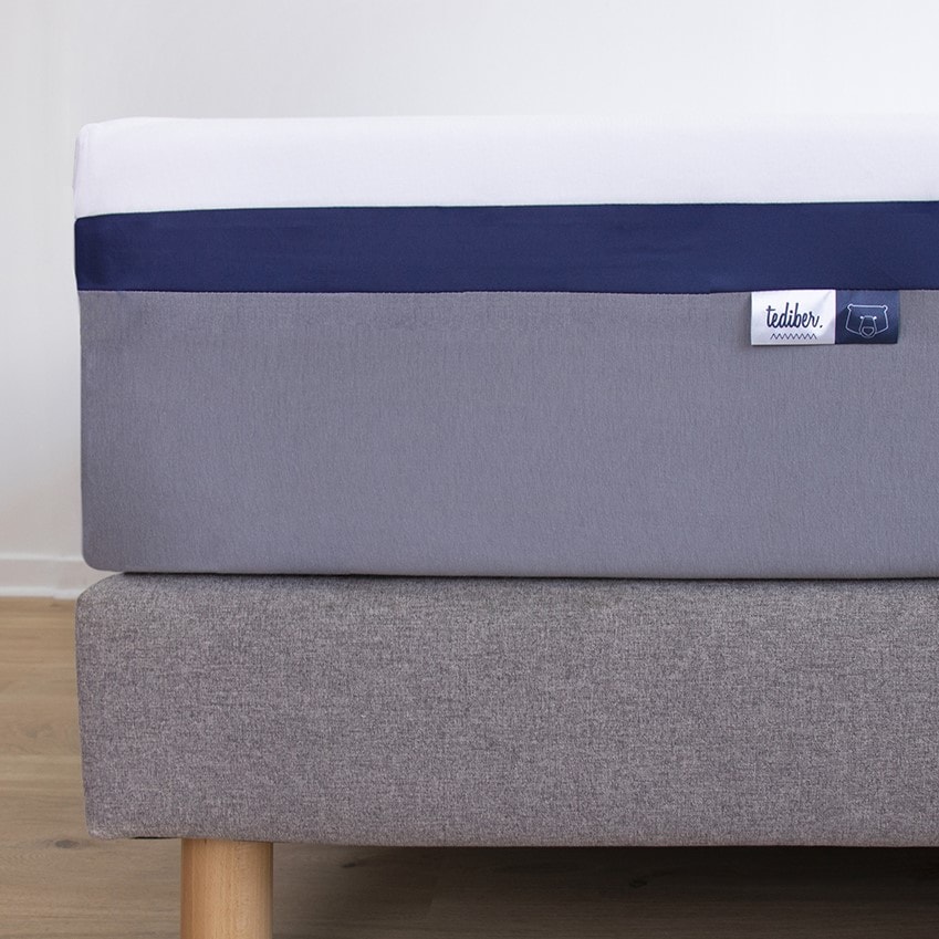 Découvrez le protège-matelas Tediber en tissus haut de gamme : la partie supérieure du protège-matelas (blanche) est 100% lyocell, tissu issu de la pulpe d'eucalyptus. Elle est ainsi hypoallergénique, très douce, respirante et régule bien la température. La partie inférieure du protège-matelas (grise) est en jersey 100% coton, un tissu extensible qui permet de s'adapter facilement au matelas. Membrane est imperméable et silencieuse, elle protège votre matelas des taches ou traces d’humidité. Bonnet de 30 cm. Fabrication française et responsable. Certifié  OEKO-Tex Standard 100. Lavable en machine. 2 ans de garantie pleine