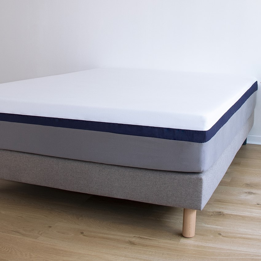 Découvrez le protège-matelas Tediber en tissus haut de gamme : la partie supérieure du protège-matelas (blanche) est 100% lyocell, tissu issu de la pulpe d'eucalyptus. Elle est ainsi hypoallergénique, très douce, respirante et régule bien la température. La partie inférieure du protège-matelas (grise) est en jersey 100% coton, un tissu extensible qui permet de s'adapter facilement au matelas. Membrane est imperméable et silencieuse, elle protège votre matelas des taches ou traces d’humidité. Bonnet de 30 cm. Fabrication française et responsable. Certifié  OEKO-Tex Standard 100. Lavable en machine. 2 ans de garantie pleine