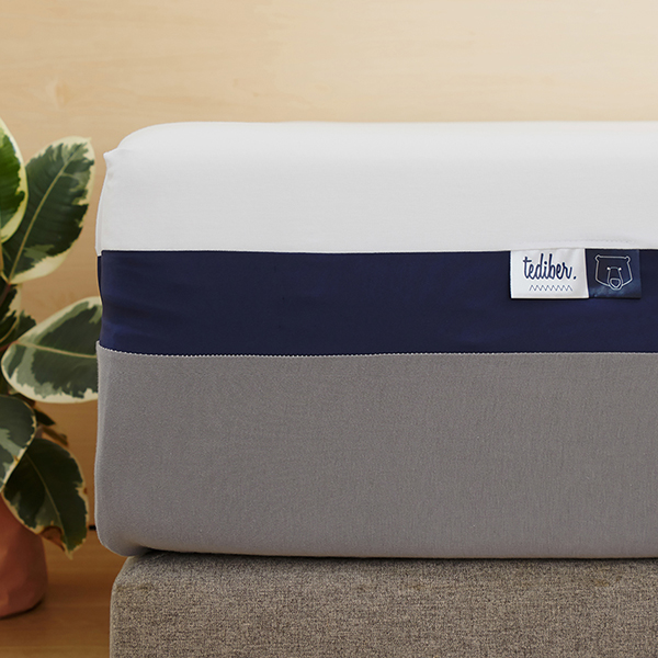 Découvrez le protège-matelas Tediber en tissus haut de gamme : la partie supérieure du protège-matelas (blanche) est 100% lyocell, tissu issu de la pulpe d'eucalyptus. Elle est ainsi hypoallergénique, très douce, respirante et régule bien la température. La partie inférieure du protège-matelas (grise) est en jersey 100% coton, un tissu extensible qui permet de s'adapter facilement au matelas. Membrane est imperméable et silencieuse, elle protège votre matelas des taches ou traces d’humidité. Bonnet de 30 cm. Fabrication française et responsable. Certifié  OEKO-Tex Standard 100. Lavable en machine. 2 ans de garantie pleine