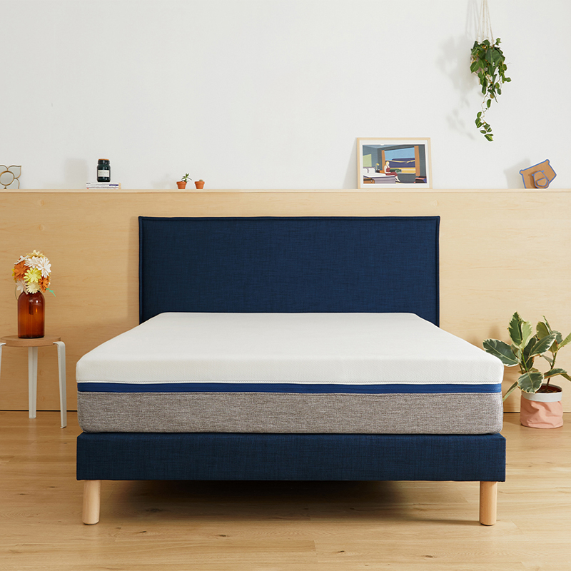 Découvrez l’Incroyable tête de lit bleue en 180cm Tediber, la seule tête de lit qui allie design, praticité et confort, disponible dès maintenant. Désignée en France et fabriquée en Belgique, berceau de la literie haut de gamme. Livré déjà montée et prête à l'emploi, ne nécessite pas de fixation murale et s'adapte à tous les intérieurs. Design sobre et intelligent - disponible en 3 tailles - se glisse très facilement entre le sommier et le mur.  La structure en bois qui constitue la tête de lit apporte maintien et fermeté, tandis que son garnissage en ouate hyppoallergénique procure un accueil moelleux particullièrement agréable. Disponible en 3 coloris : gris, beige et bleu