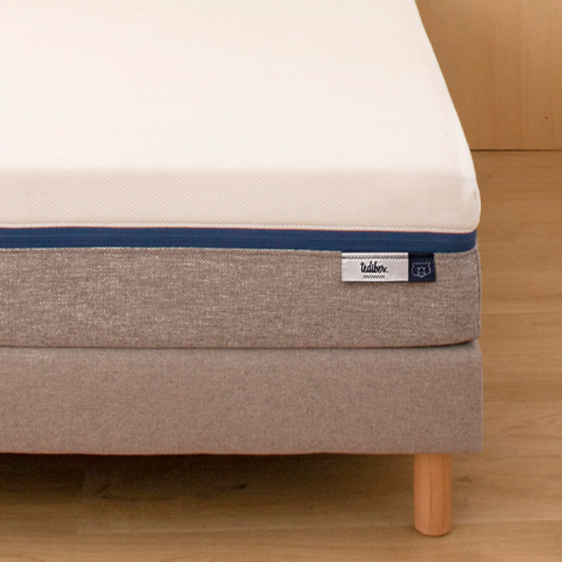 Découvrez le matelas 1 personne Tediber, le meilleur de 3 technologies : mousse PU, mémoire de forme et mousse d'accueil pour un confort ferme et accueillant. Le matelas est fabriqué en France et en Belgique et il est disponible du 70x190 au 120x200 cm en taille simple et du 140x190 au 200x200 cm en taille double (13 tailles), il convient à toutes les morphologies. Comprimé et roulé dans sa boite, le matelas Tediber est livré en express et gratuitement. Le matelas est composé d'une première couche de 19cm de mousse polyuréthane haute densité (40 kg/m3) à cellules ouvertes pour un soutien ferme et progressif, une seconde couche de 3,5cm de mousse à mémoire de forme (45 kg/m3) pour une répartition optimale des points de pression et enfin une dernière couche de 2,5cm en mousse d'accueil polyuréthane (45kg/m3) pour un accueil moelleux et rebondi en plus de réguler parfaitement la température. La housse du matelas est en fibre de tencel et le coutil en polyester. Entièrement déhoussable, l'entretien du matelas est facile avec la housse lavable et hypoallergénique. Livré en 1 à 5 jours ouvrés dans toute la France. 100 nuits d'essai. Retour simple et gratuit. 10 ans de garantie pleine. Découvrez plus de 55 000 avis clients sur notre site avec une note moyenne de 4,6/5. Commandez vite votre matelas 1 ou 2 places !