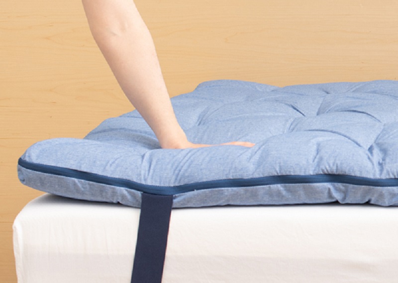 Découvrez le surmatelas160x200 Tediber en laine entièrement fabriqué en France. Hypoallergénique et respirant, le surmatelas Tediber apporte un confort douillet et moeleux. Il est compatible avec tous les matelas jusqu'à 28cm d'épaisseur. Le surmatelas est composé d'un garnissage 100% laine française (Auvergne) et sa housse est en 50% de coton bio et polyester recyclé. Le surmatelas Tediber est disponible en 3 tailles doubles : 140x190 (8.7kg), 140x200 (9.2kg) et 160x200 (10.5kg) et fait 6cm d'épaisseur. Notre livraison est incroyablement rapide : votre surmatelas est livré en 24 à 48h et sur créneau dans toute la France. Il sera livré dans un emballage en kraft que vous pourrez conserver pour y rouler et ranger votre surmatelas. Vous disposerez ensuite de 100 nuits poyur le tester et les retours sont gratuits. Découvrez plus de 55 000 avis clients sur notre site avec une note moyenne de 4,6/5. Commandez-le vôtre ! .