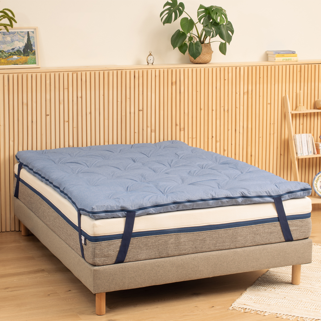 Découvrez le surmatelas Tediber en laine entièrement fabriqué en France. Hypoallergénique et respirant, le surmatelas Tediber apporte un confort douillet et moeleux. Il est compatible avec tous les matelas jusqu'à 28cm d'épaisseur. Le surmatelas est composé d'un garnissage 100% laine française (Auvergne) et sa housse est en 50% de coton bio et polyester recyclé. Le surmatelas Tediber est disponible en 3 tailles doubles : 140x190 (8.7kg), 140x200 (9.2kg) et 160x200 (10.5kg) et fait 6cm d'épaisseur. Notre livraison est incroyablement rapide : votre surmatelas est livré en 24 à 48h et sur créneau dans toute la France. Il sera livré dans un emballage en kraft que vous pourrez conserver pour y rouler et ranger votre surmatelas. Vous disposerez ensuite de 100 nuits poyur le tester et les retours sont gratuits. Découvrez plus de 55 000 avis clients sur notre site avec une note moyenne de 4,6/5. Commandez-le vôtre ! .