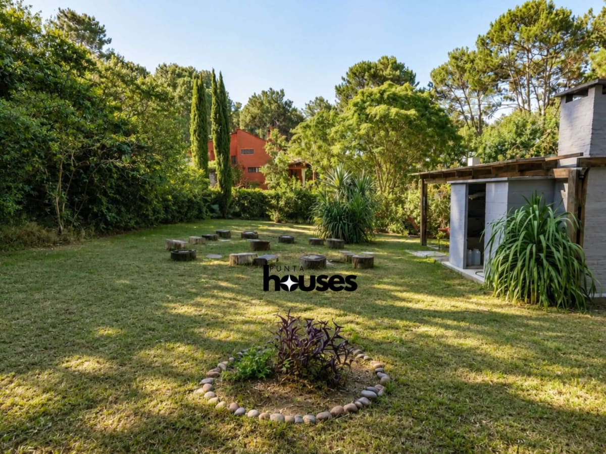 Wooded garden beside a single-storey home in Club del Lago