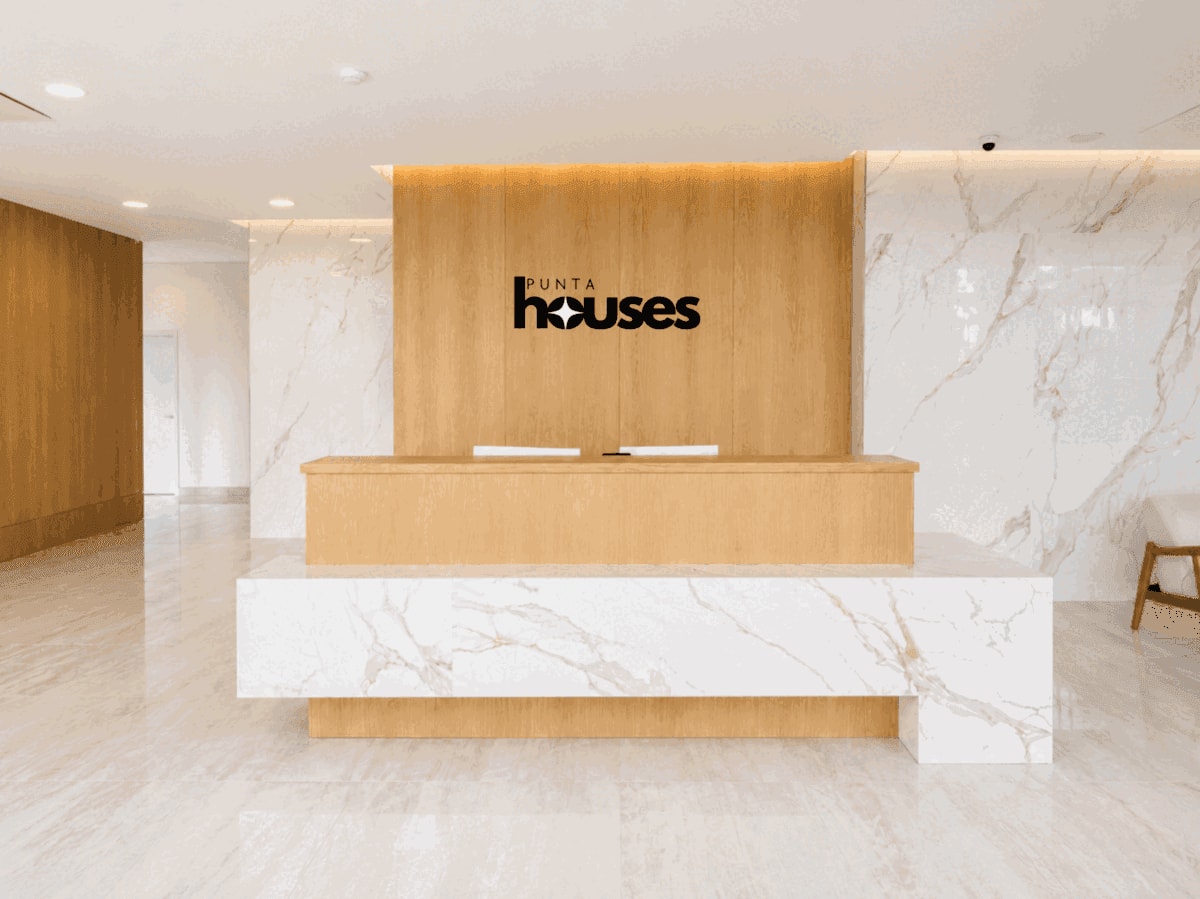 Elegant entrance lobby with contemporary wood and marble finishes at View 2, a new residential development near Playa Brava.