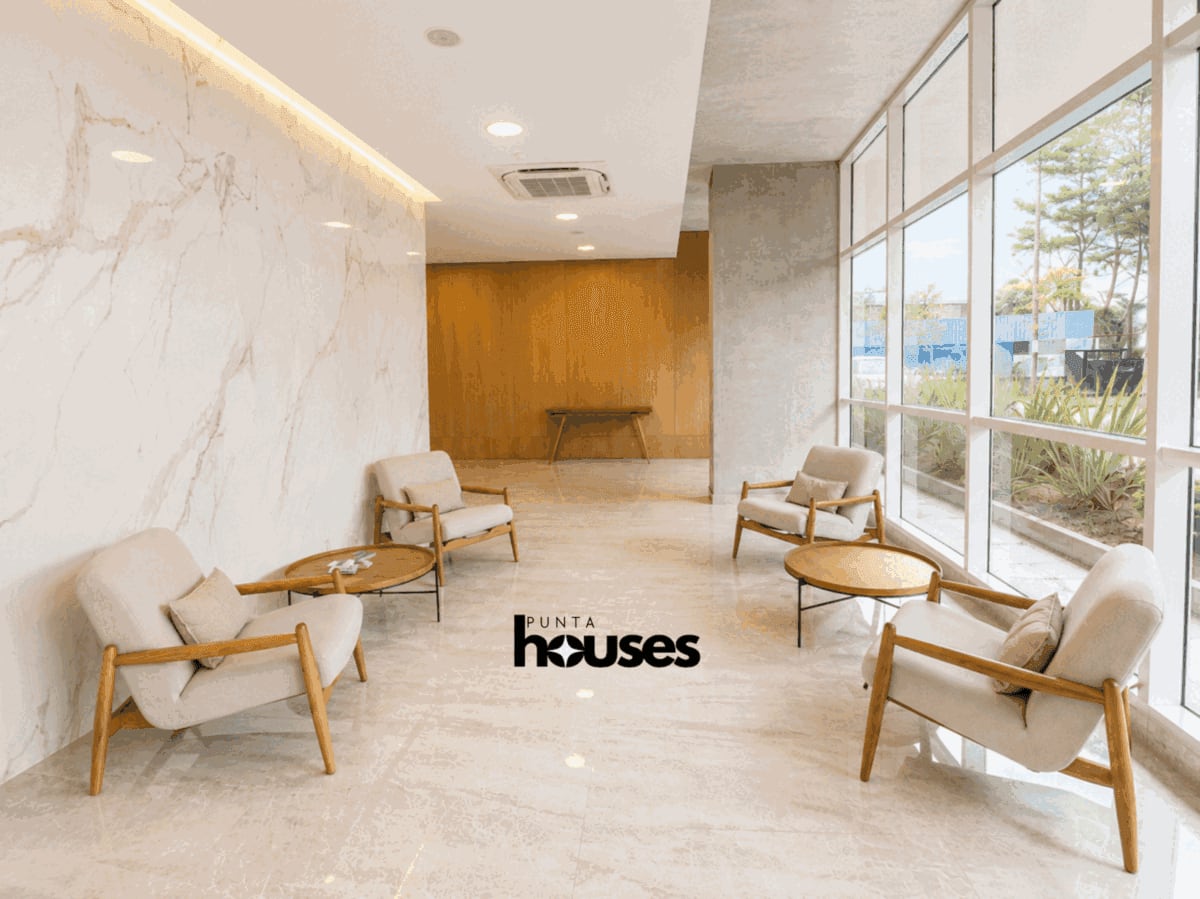 Comfortable communal lounge with leather sofas and contemporary furnishings, designed for relaxing and socializing.