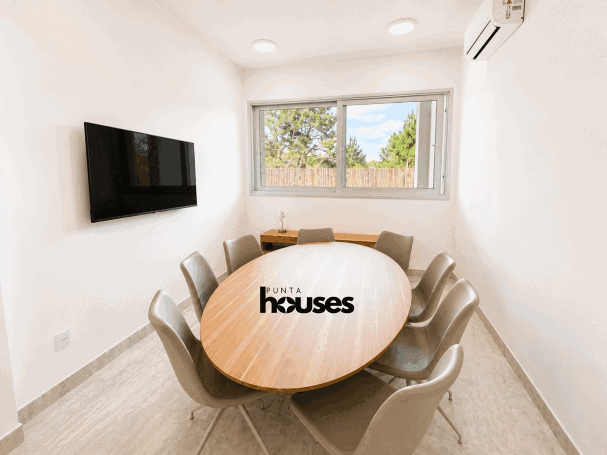 Dedicated meeting and coworking space offering a quiet environment for work, meetings or remote working.